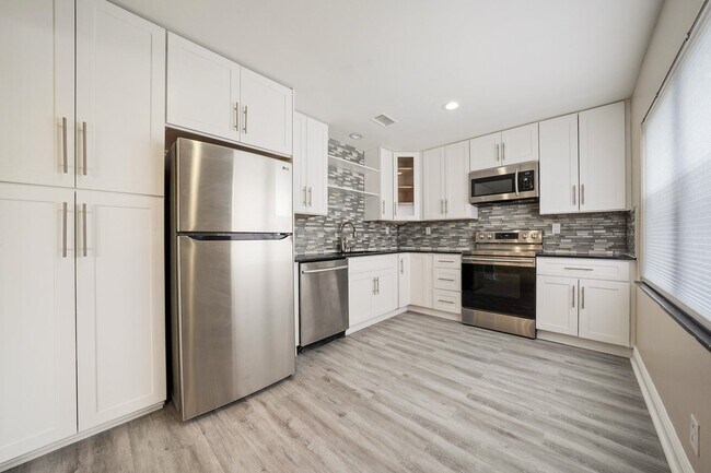 Building Photo - 5319 Tennis Ln