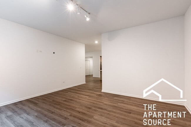 Building Photo - Spacious South Loop 2Bed/2Bath feat. Updated Kitchen & Large Patio!
