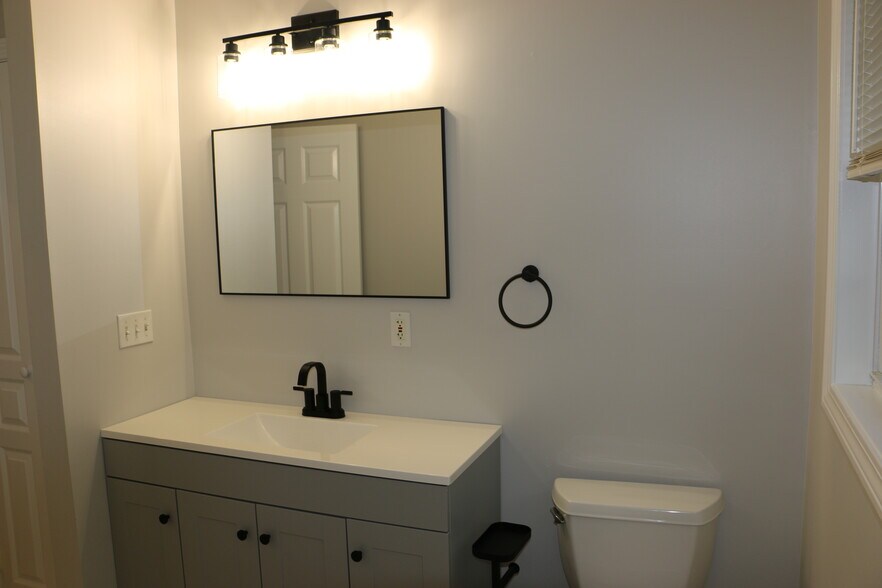 Full bath 2 - 1243 Worcester St