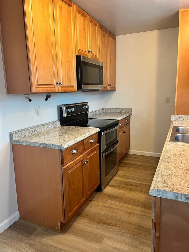 Building Photo - Close to beach