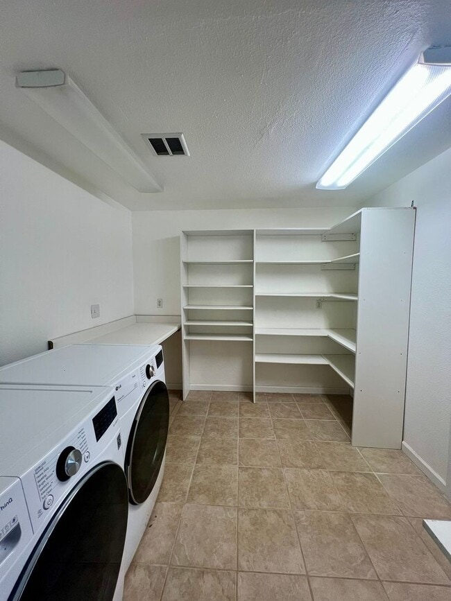 Building Photo - Private Westside 3 BD+Den