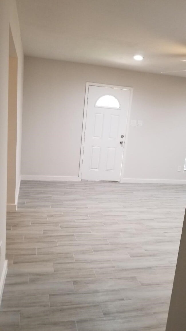 Building Photo - 320 Bert St