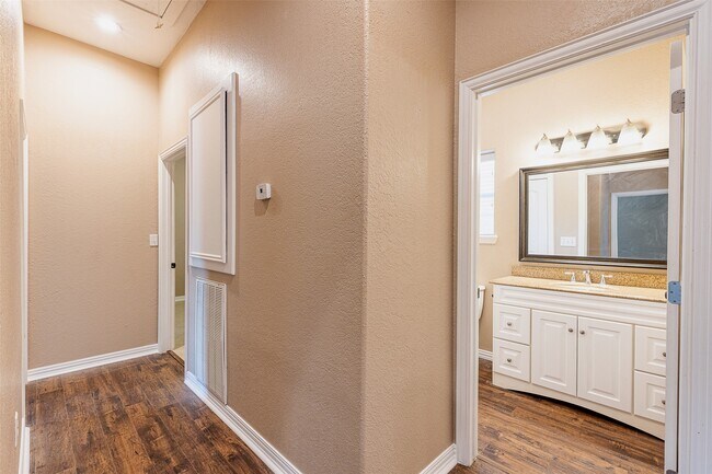 Building Photo - 10552 FM Rd 2432