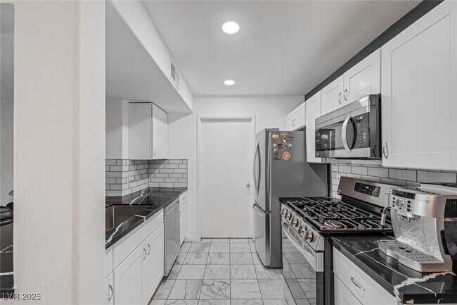 Building Photo - 950 Seven Hills Dr