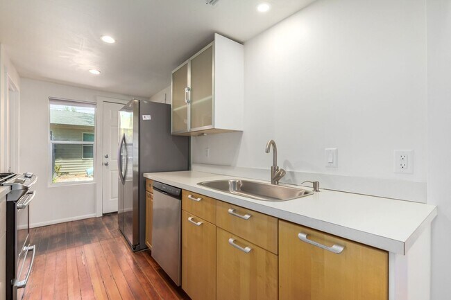 Building Photo - Gorgeous Loft near Roosevelt Row!