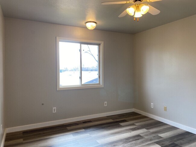 Building Photo - 2 Bedroom 2 Bath Townhome w/ large 2 car garage - Freshly remodeled - Available Now