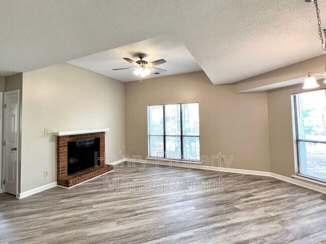 Building Photo - 833 New Kent Pl