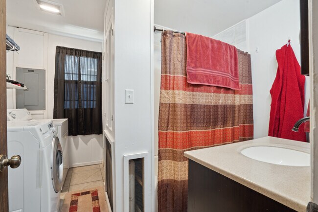 Building Photo - Unit 2