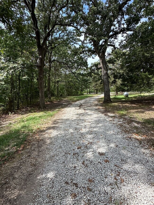 Building Photo - $1,350 / Month | 3 Bed · 2 Bath · 1,375 Sq...