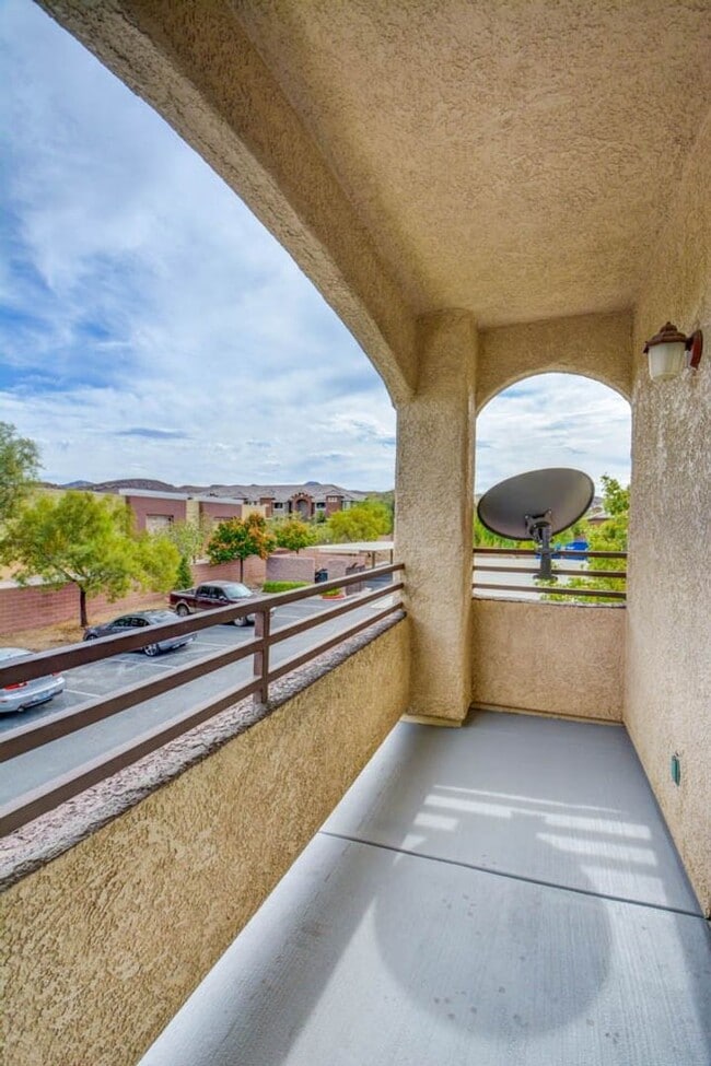 Building Photo - CLEAN, move in ready~GATED and super COMMUNITY!
