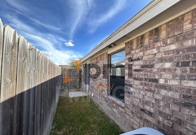 Building Photo - 3007 Linda Vista St