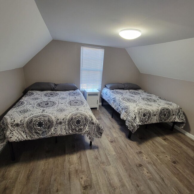 Building Photo - 4 Bed, 2 Bath Home for Lease-Furnished-Sparta,TN