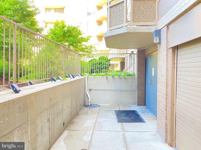 Building Photo - 7111 Woodmont Ave