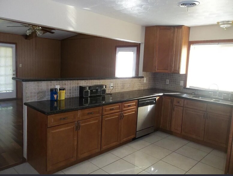 Building Photo - 6609 Golf Crest Dr