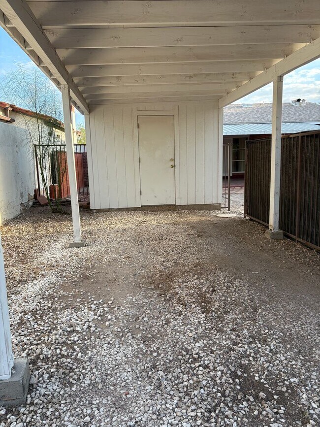 Building Photo - 2 bedroom, 1 bathroom house near Universit...