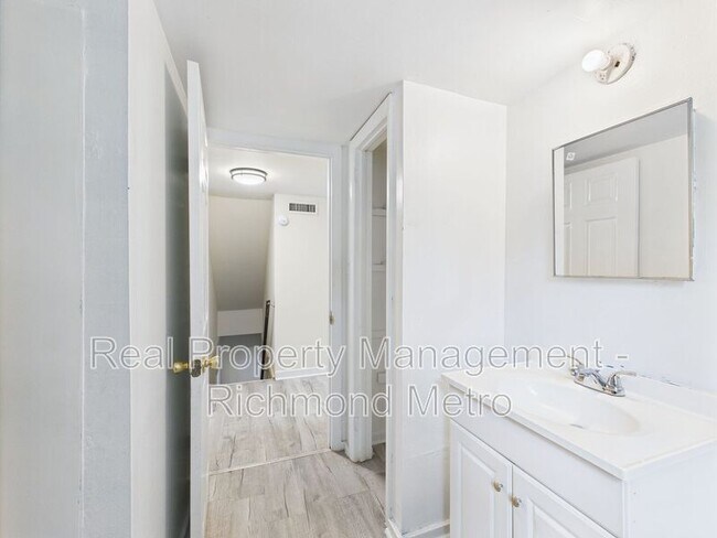 Building Photo - 3905 Larchmont Ln