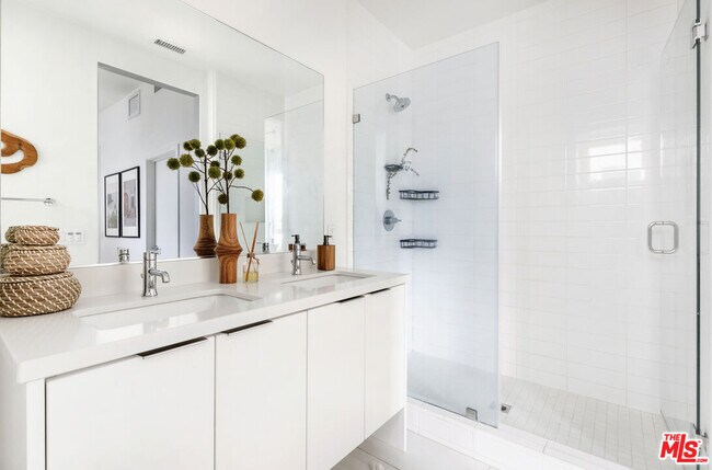 Building Photo - 10907 Otsego St