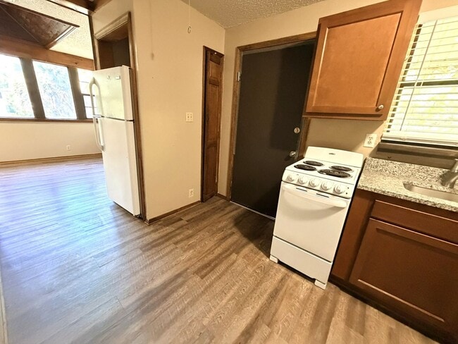 Building Photo - Upstairs 2BR/1BA Riverside Duplex Apartment