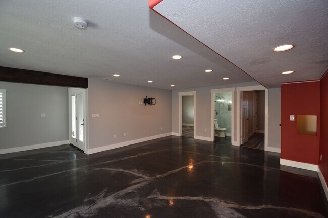 Building Photo - Spacious and Bright 5 Bed 3.5 Bath in Riverton!!