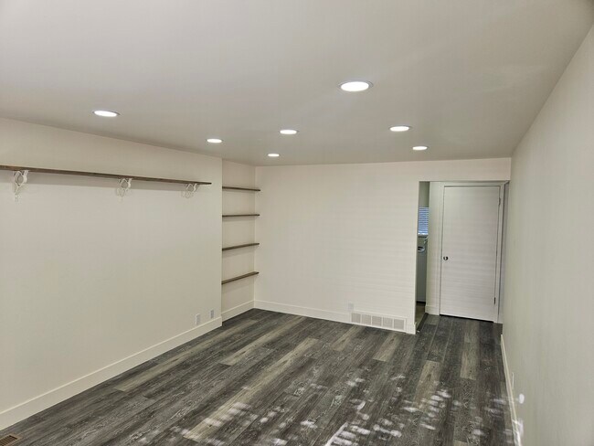 Building Photo - Roy Duplex