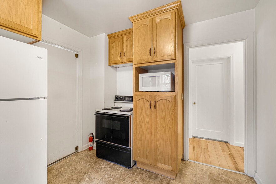 Building Photo - 225 E 2nd S