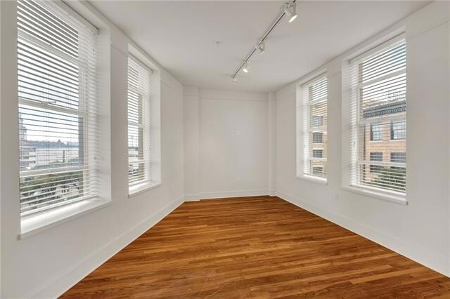 Building Photo - 833 Howard Ave