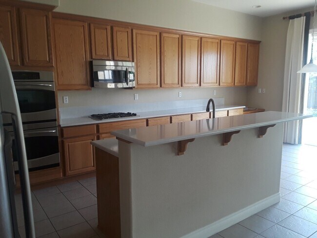 Building Photo - Large home with mountain views near the University of Nevada