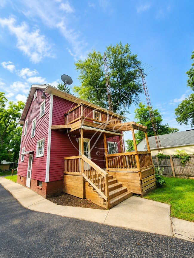 Building Photo - Charming 3-Bedroom Home with Spacious Rooms, Garage & Appliances Included!
