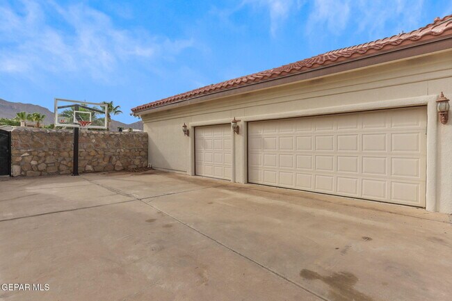Building Photo - 6528 Calle Placido Dr