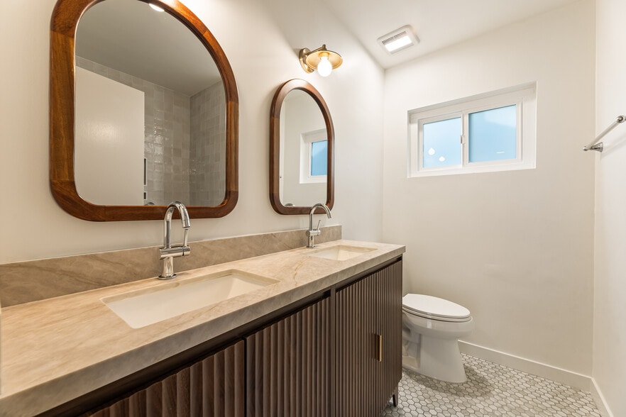 Building Photo - 3205 Fairesta St