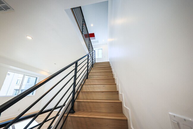 Building Photo - 1237 N Orange Dr