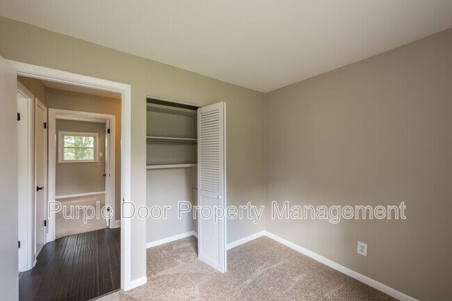 Building Photo - 2369 Brenda Dr SE