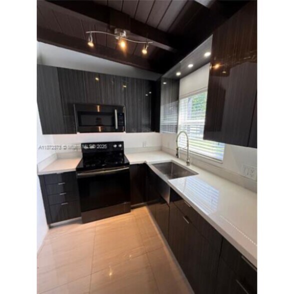 Building Photo - 4910 SW 98th Avenue Rd