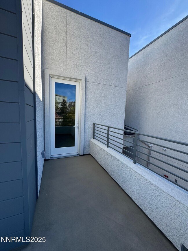 Building Photo - 1521 Golf Club Dr