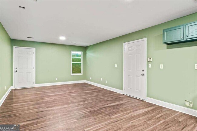 Building Photo - 930 Hall St NW