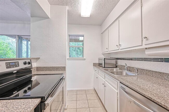 Building Photo - 8277 Kingsbrook Rd