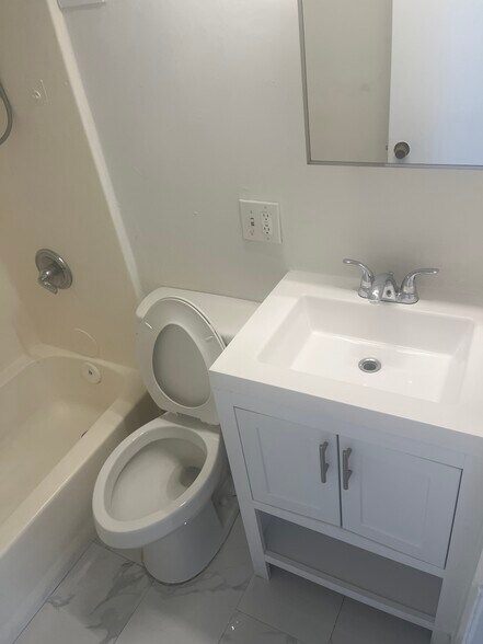 Building Photo - 412 NW 23rd Ct