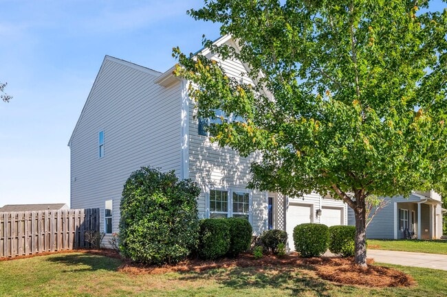 Building Photo - Newer Home, Granite Counter-Tops, Wood Laminate Flooring, SS Appliances, Garage, Fenced, Must See!