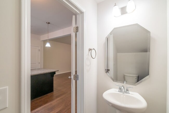 Building Photo - Freshly Renovated 4-Bedroom Home with Mode...
