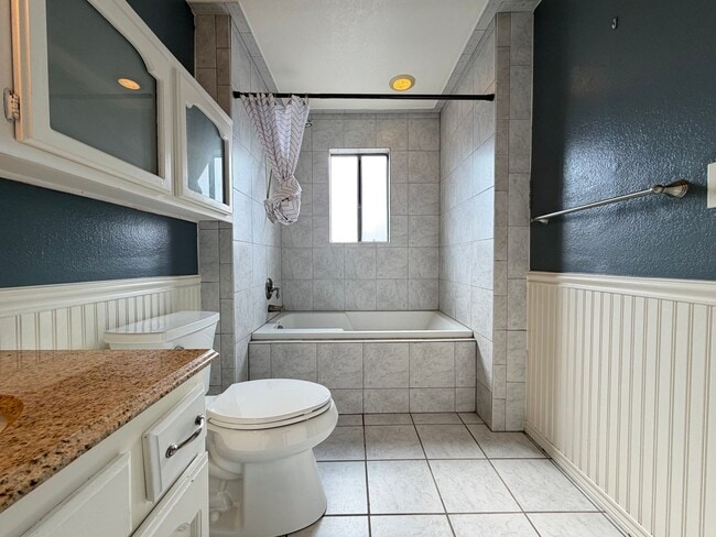 Building Photo - 2 Bed / 2.5 Bath Tri-Level Townhome – Gated Community in North Redondo Beach (Torrance PO)