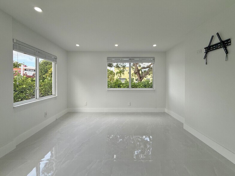 Building Photo - 927 SW 18th Ave