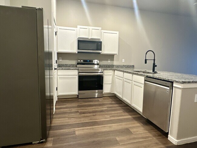 Building Photo - Modern 3/2/1 Duplex!