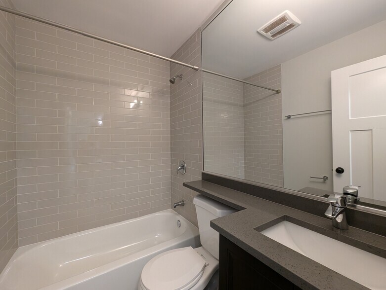 Building Photo - 542 W Surf St