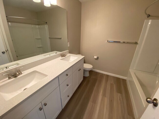 Building Photo - Fabulous Salem Townhome!!