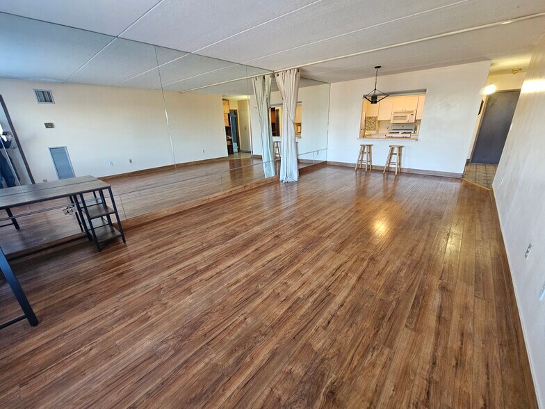 Building Photo - 1550 Worcester Rd