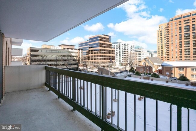 Building Photo - 3800 Fairfax Dr