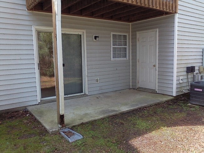 Building Photo - 2 Bedroom, 1 bath apartment - Downstairs Unit