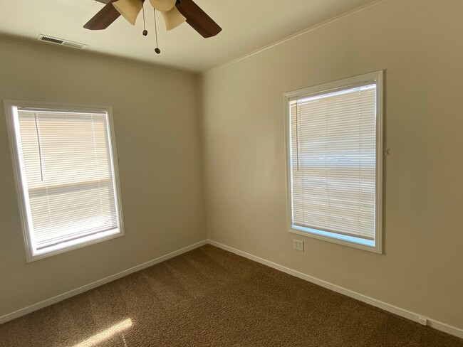 Building Photo - Large 3bd 2 ba home with a great country feel.
