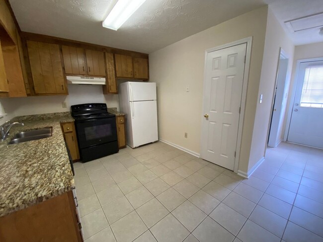 Building Photo - Pre-Leasing for August 7 2026!