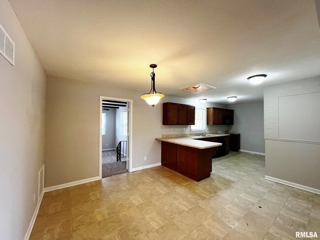 Building Photo - 2109 N Windermere Ave